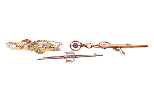 Lot 84 - A small group of jewellery items; comprising a...