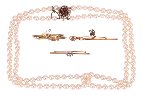 Lot 84 - A small group of jewellery items; comprising a...