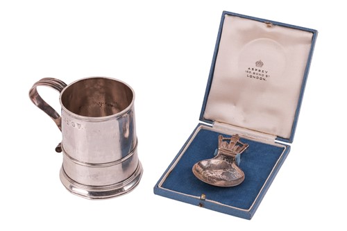 Lot 122 - A George II silver mug, Exeter 1723 by Philip...