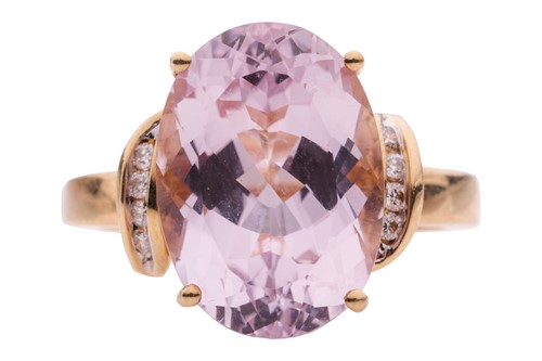 Lot 210 - A kunzite dress ring in 18ct yellow gold, claw-...