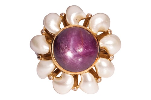 Lot 101 - A star sapphire and pearl dress ring in 18ct...