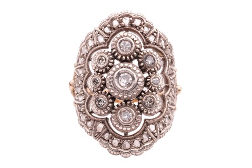 Lot 114 - A Mughal-style diamond-set ring, the panel...