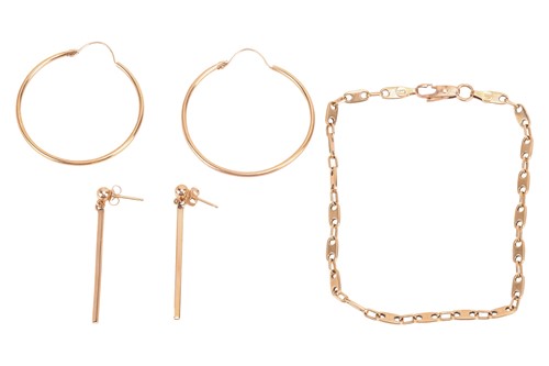 Lot 6 - A fancy link bracelet of 22.5 cm, with a...