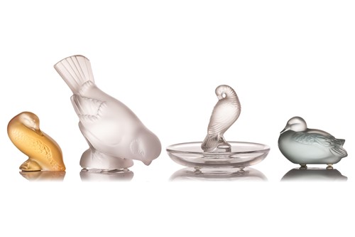 Lot 238 - A Lalique 'Moineau Hardi' figure of a feeding...