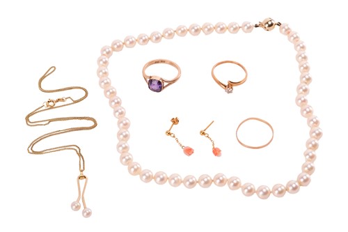Lot 40 - A small group of jewellery items including an...