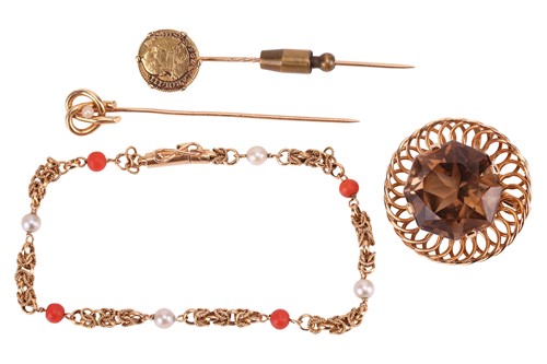 Lot 3 - A small collection of jewellery items; to...