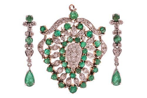Lot 189 - An emerald and diamond pendant and earrings...