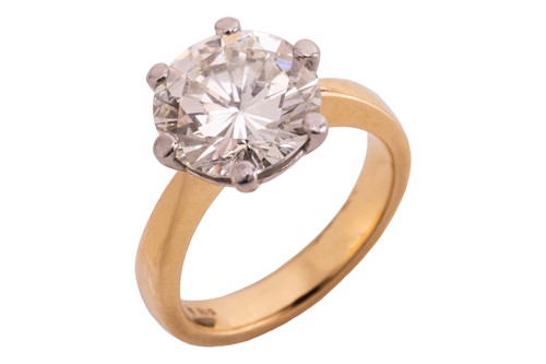 Lot 215 - A solitaire diamond ring, comprising a central...