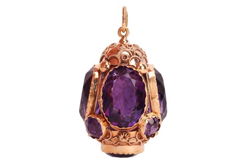 Lot 129 - An Italian Etruscan-style pendant fob in 14ct...