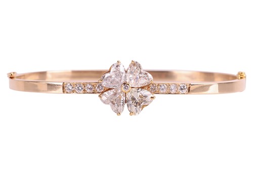 Lot 167 - Boodle & Dunthorne - a diamond-set clover...