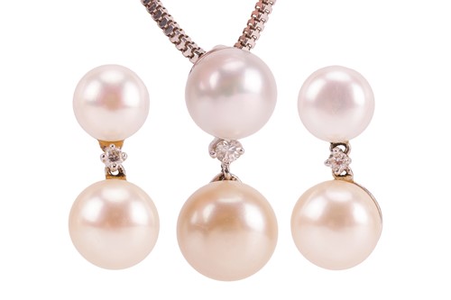 Lot 179 - A cultured pearl pendant on chain and drop...