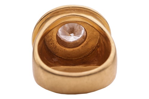 Lot 236 - A modernist diamond ring, featuring a central...