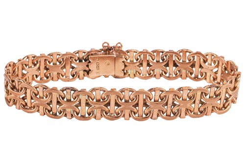 Lot 78 - A fancy bismarck link bracelet in 9ct gold,...