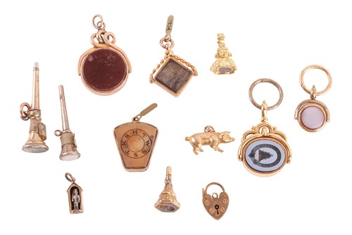 Lot 31 - A collection of hardstone jewellery,...
