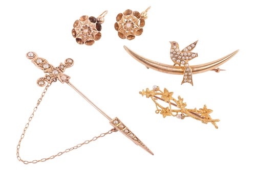 Lot 91 - Three seed pearl brooches and a pair of...