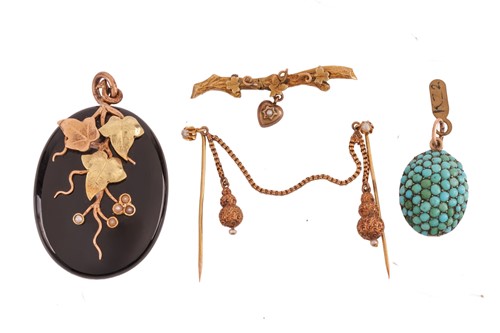Lot 178 - A small group of jewellery items; to include...