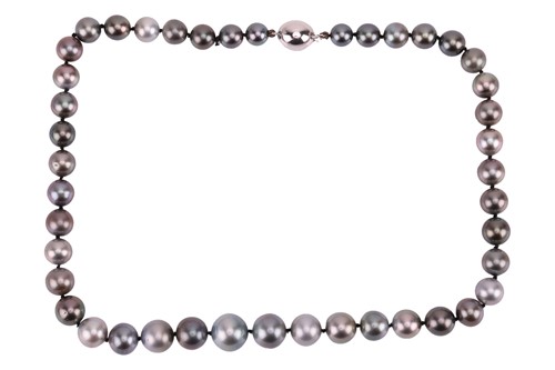 Lot 207 - A single row cultured South Sea pearl necklace;...