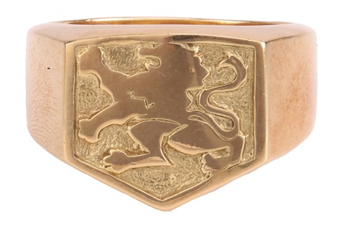 Lot 46 - Dunhill – An 18ct gold lion crest signet ring,...
