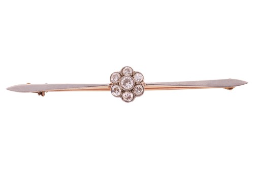 Lot 25 - A diamond flowerhead cluster bar brooch, the...