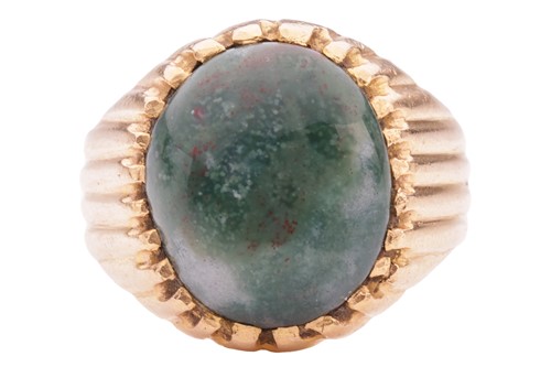 Lot 28 - An ocean jasper cabochon tartelette ring, the...