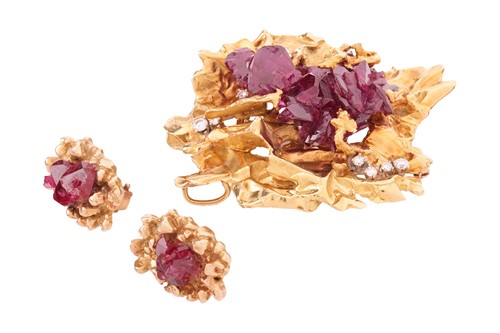 Lot 53 - A Modernist synthetic ruby (Chatham flux-melt)...