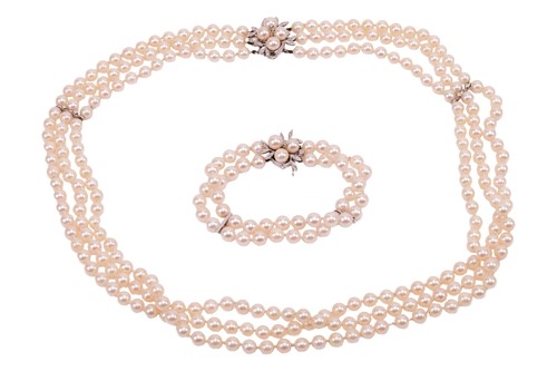 Lot 129 - A multi-strand cultured pearl necklace and...