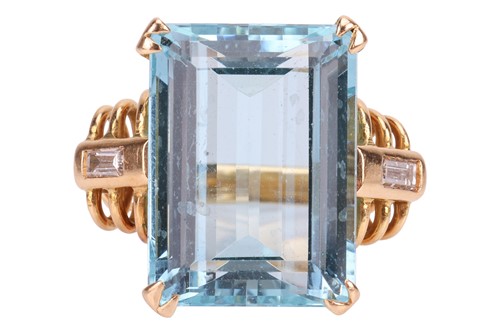 Lot 280 - An aquamarine and diamond cocktail ring,...