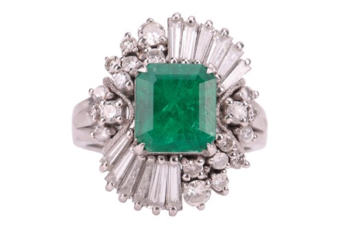 Lot 257 - An emerald and diamond ballerina ring,...