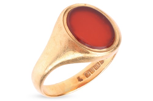 Lot 184 - An agate signet ring in 18ct gold, oval ring...