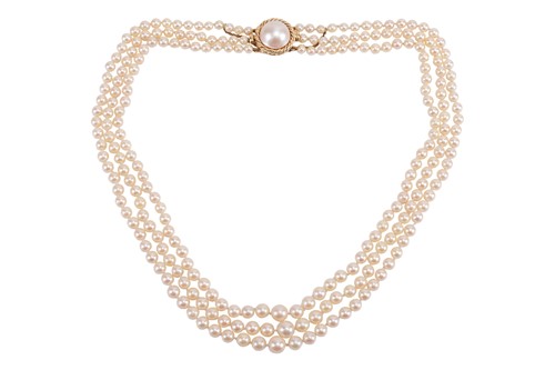 Lot 170 - A graduated cultured pearl necklace,...