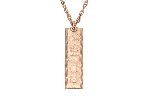 Lot 138 - A 9ct gold ingot pendant on chain, the...
