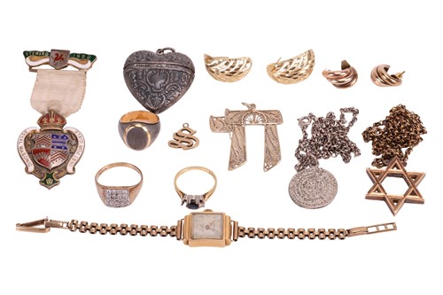 Lot 48 - A collection of jewellery, to include a...