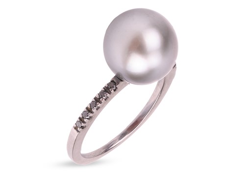Lot 224 - A cultured Tahitian pearl dress ring, the...