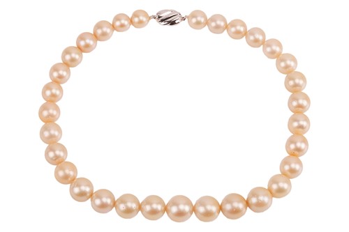 Lot 177 - A Golden South Sea cultured pearl necklace;...