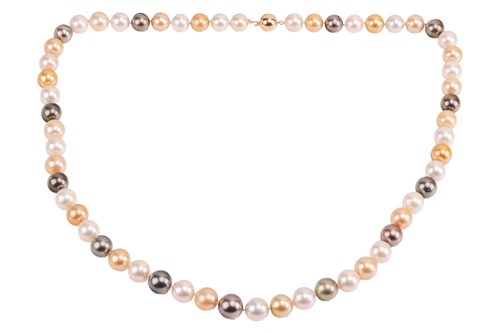Lot 36 - A cultured South Sea pearl necklace,...