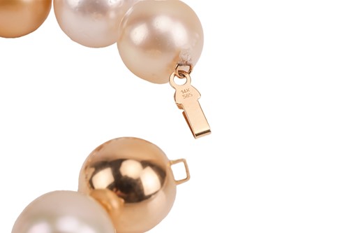 Lot 36 - A cultured South Sea pearl necklace,...