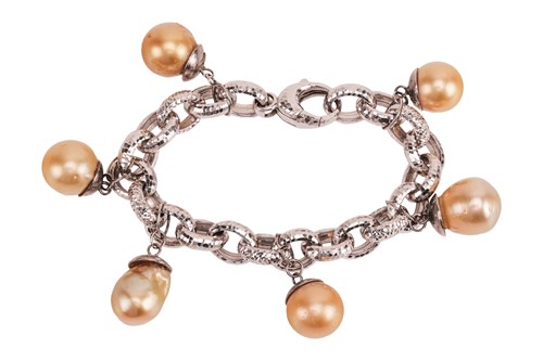 Lot 276 - A cultured golden South Sea pearl fringe...