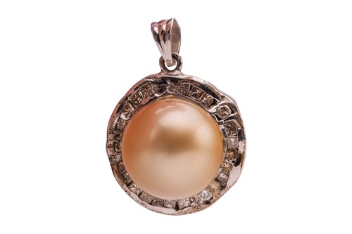 Lot 217 - A cultured golden South Sea pearl pendant,...