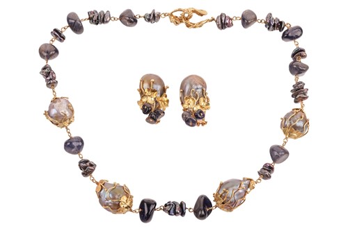 Lot 301 - A baroque pearl and iolite necklace and...