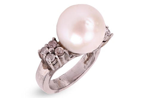 Lot 220 - A South Sea cultured pearl dress ring,...