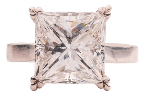 Lot 244 - A princess-cut diamond solitaire ring,...