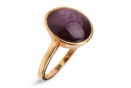 Lot 74 - A purple star sapphire cabochon ring,...