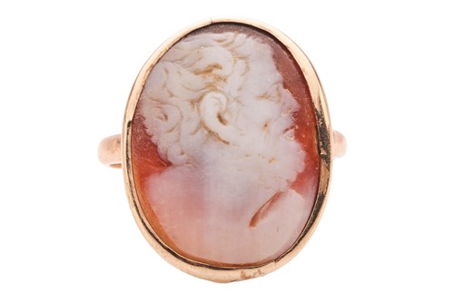 Lot 213 - A shell cameo ring, the oval shell panel...