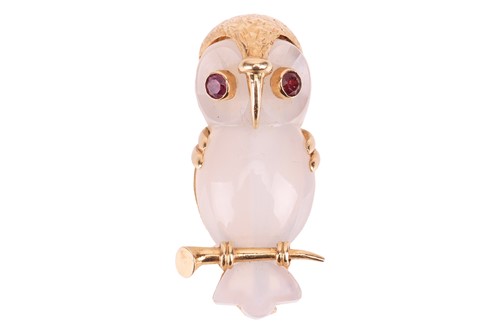 Lot 236 - Cartier - A carved chalcedony brooch designed...