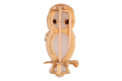Lot 236 - Cartier - A carved chalcedony brooch designed...