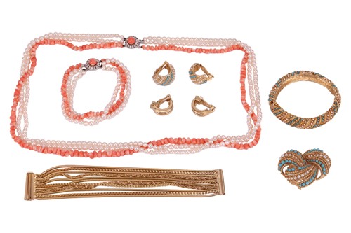 Lot 76 - A group of costume jewellery; to include a...