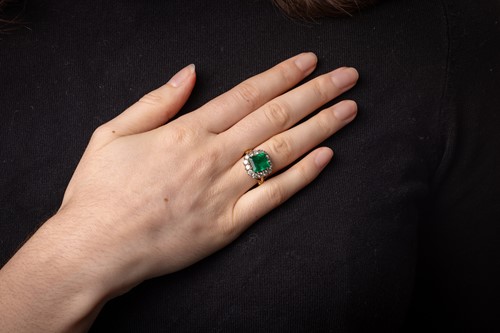 Lot 82 - A Colombian emerald and diamond cluster ring,...