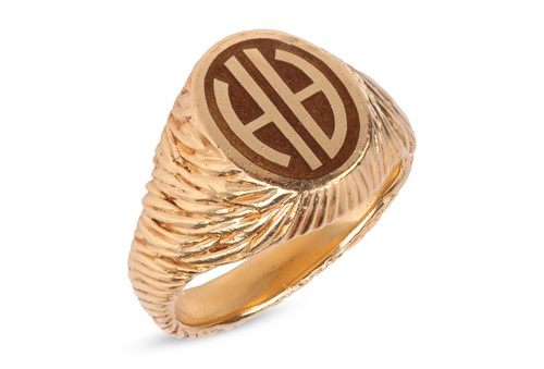 Lot 60 - Kutchinsky - an enamel signet ring in 18ct...