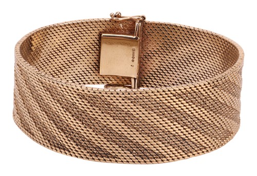 Lot 70 - A textured mesh link bracelet in 9ct yellow...