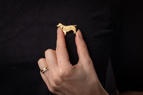 Lot 69 - A dog brooch in 18ct yellow gold, sculpted as...